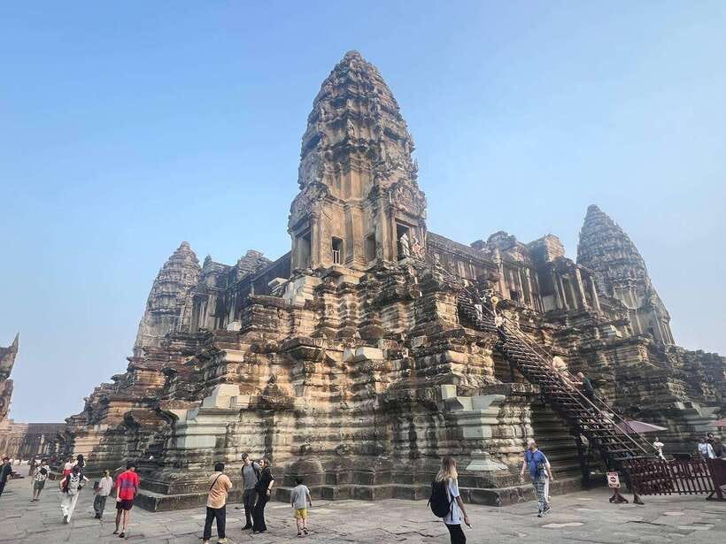 1-Day Angkor Wat Private Tour with Spanish Tour Guide. - 11:00 AM Angkor Thom South Gate: 54 gods and 54 demons