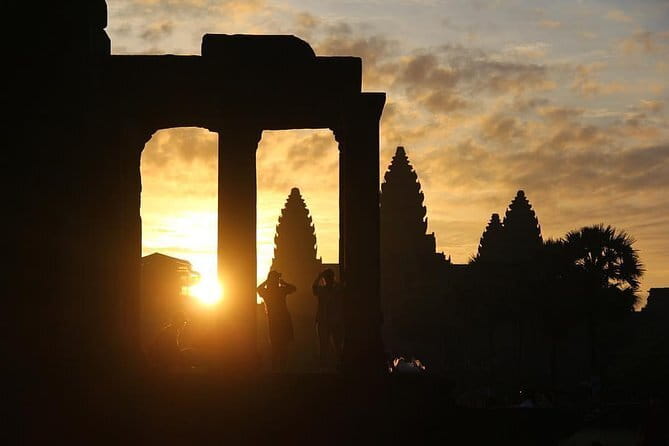 1 Day Angkor Wat with Sunrise Tour - Bayon Temple: When You Look Up and the Temple Looks Back