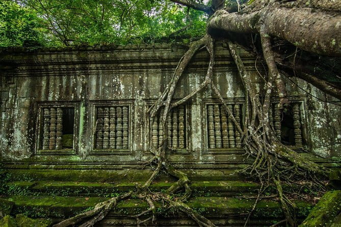 1 day special Tour: Angkor Wat,Bayon,Ta Prohm, Bantey srei and Beng Mealea - Angkor Thom gates: the entrance is part of the story