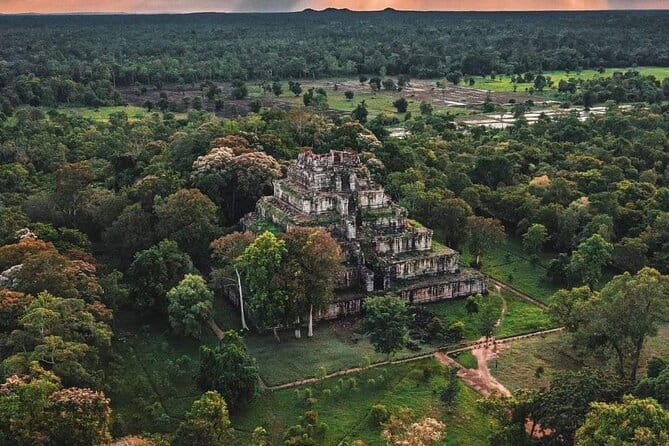 1 day special Tour: Angkor Wat,Bayon,Ta Prohm, Bantey srei and Beng Mealea - Bayon’s faces: why everyone keeps looking up