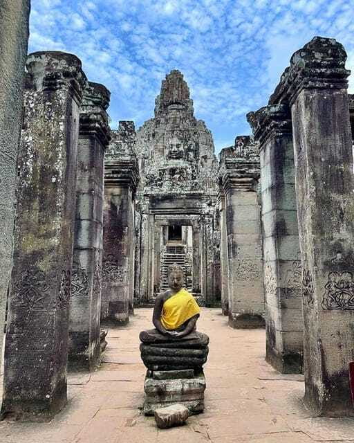 1-Day Trip to Angkor Wat with a Private or Shared Guide in Spanish - Terraces and a Break at Srah Srang: Where the Day Stops Being Exhausting