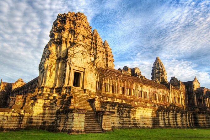1day private tour to all majestic Temples in Angkor and Sunset - Stop 3: Bayon Temple, the faces that take over your focus
