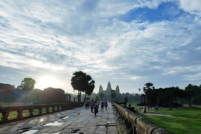 2 days private tour: Angkor sunrise, Banteay Srei, Kulen mountain, Beng Mealea - Day 1: Angkor Wat sunrise, then Bayon and Ta Prohm