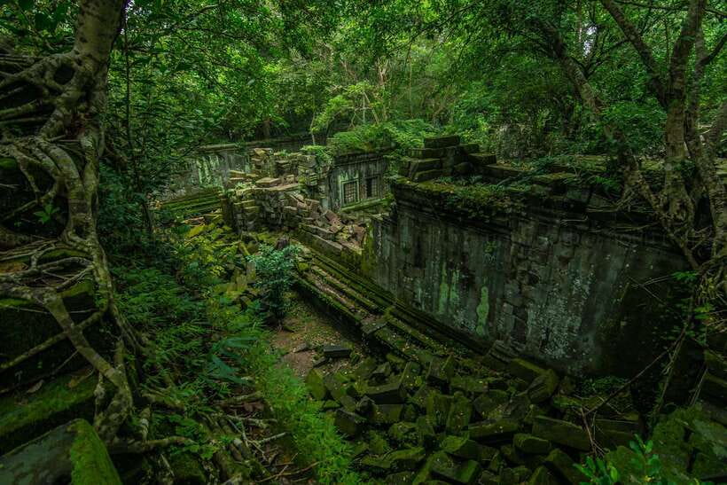 3-Day Angkor Wat & All Interesting Temples With Beng Mealea - Phnom Bakheng sunset: a fitting way to end Day 1