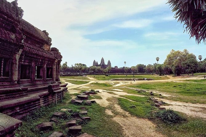 4-Day Tour(The Amazing Face, Jungle of Temple & Holy Clay) - Day 2 Beyond the Main Circuit: Banteay Srei, Floating Village, and Artisan Stops