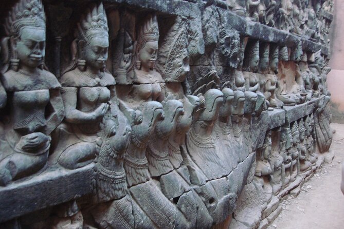 6-Day Private Cambodia Tour to Angkor Wat in Siem Reap and Phnom Penh - Private guide touring: how it changes Angkor (for the better)