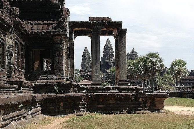 Afternoon Angkor Wat Private Tour with Sunset - Phnom Bakheng for sunset: the finish that needs planning