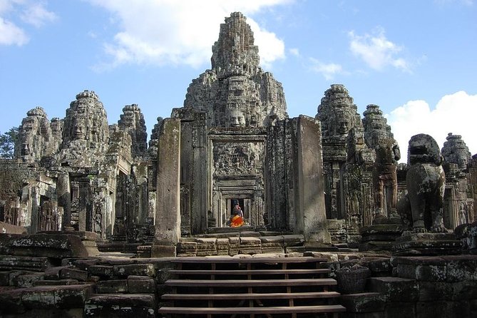 Angkor’s Finest Examples in Brief - The guide + group pace: the difference between seeing and understanding