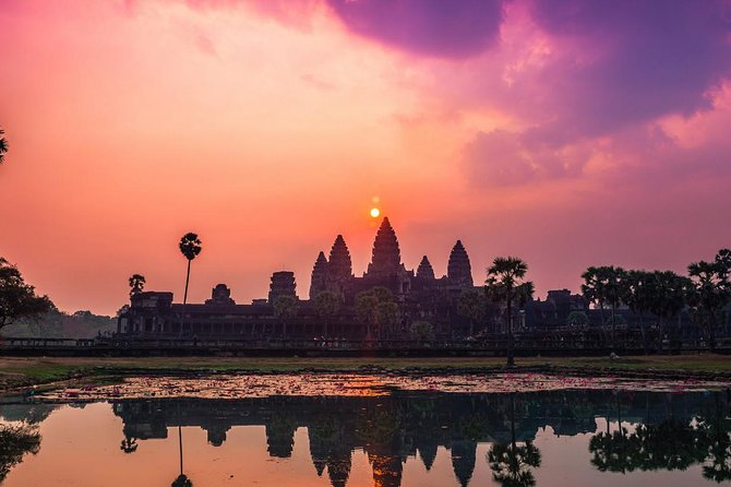 Angkor Sunrise Half-Day Tour with Private Vehicles & Tour Guide - Stop 1: Angkor Wat sunrise and the pond-platform tip