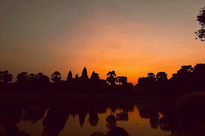 Angkor Sunrise tours with Benteay Srei and Bengmealea Landmine, - Banteay Srei’s pink sandstone and Women Temple carvings