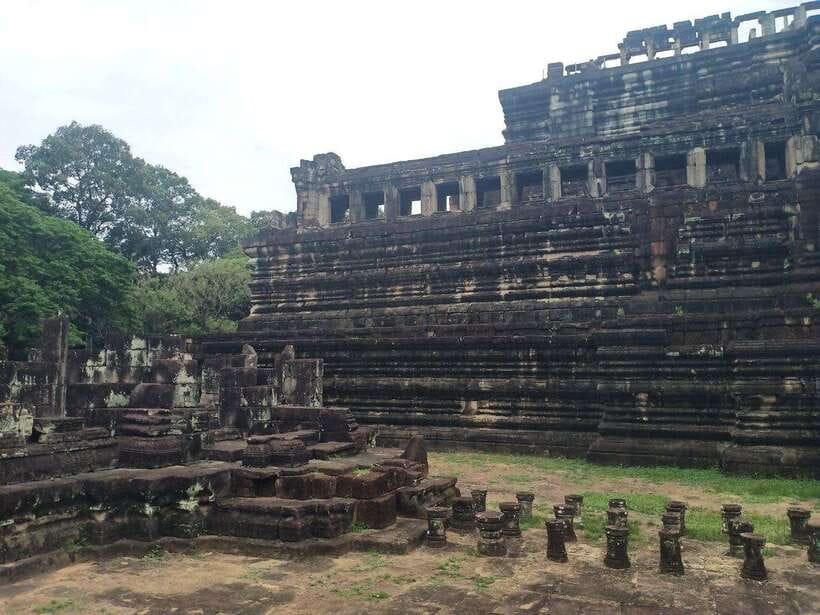 Angkor Wat, Angkor Thom, and Ta Prohm Day Trip with Sunset - Phnom Bakheng sunset: your payoff climb and viewpoint strategy