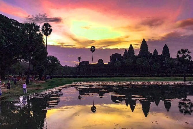 Angkor Wat & Banteay Srei 1-Day Tour - 5:00 am pickup and getting into position before the crowds