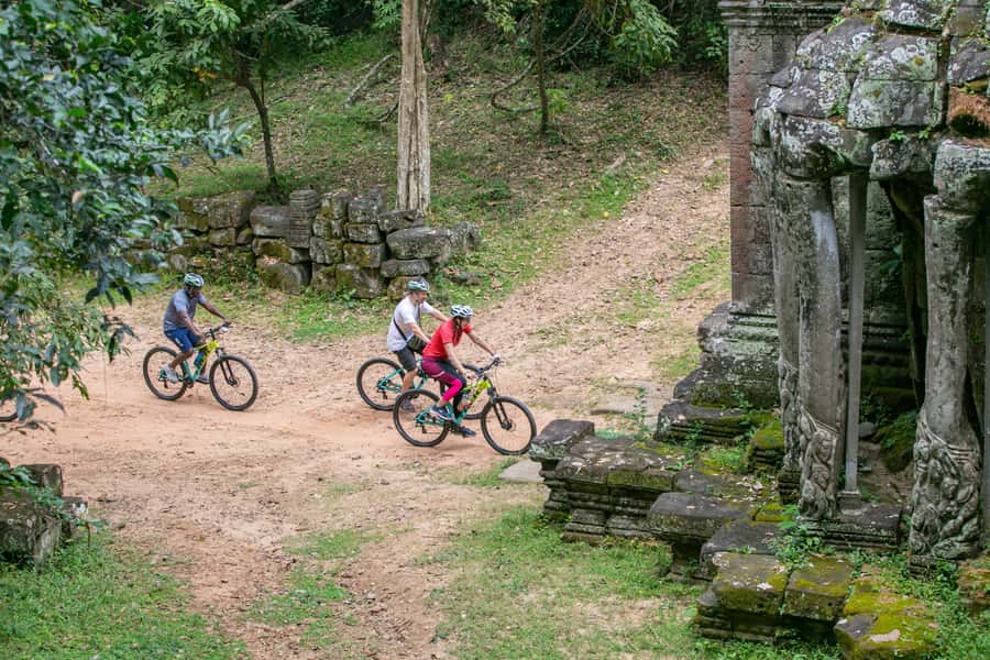 Angkor Wat: Guided Sunrise Bike Tour w/ Breakfast and Lunch - Breakfast at Srah Srang: a smart fueling stop before the bike trails