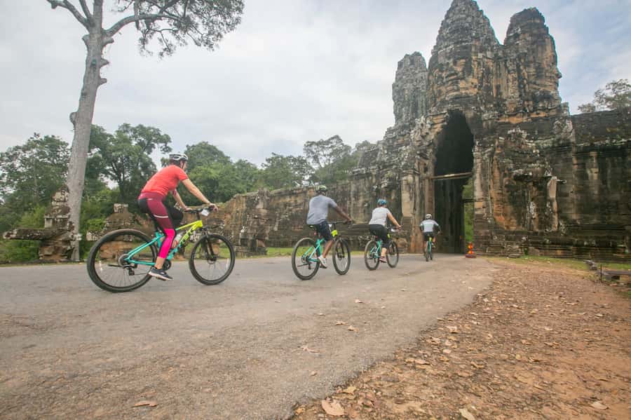 Angkor Wat: Guided Sunrise Bike Tour w/ Breakfast and Lunch - Bayon Temple and Angkor Thom City: guided facts with built-in pacing