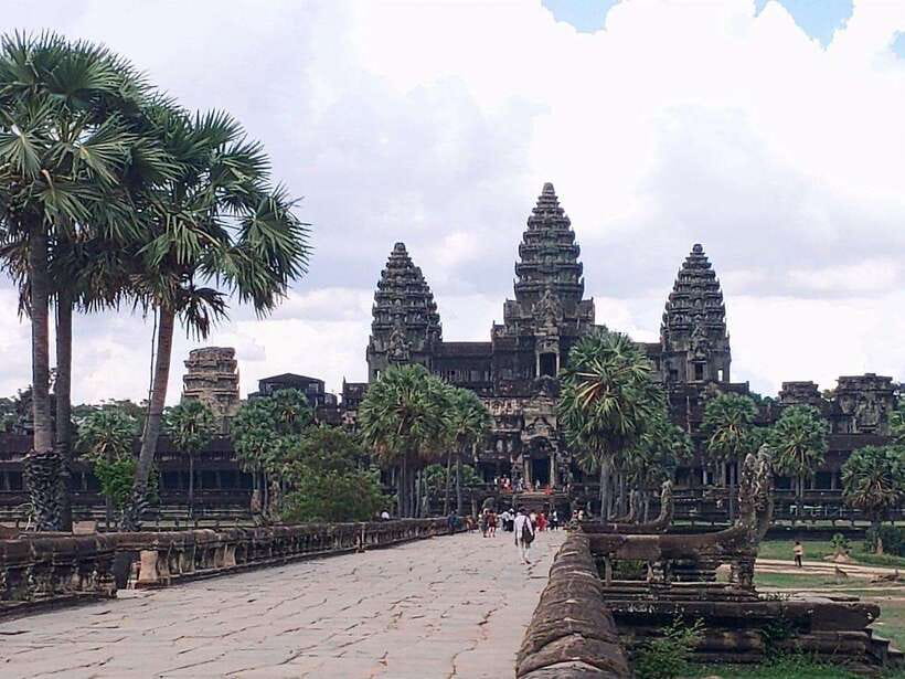 Angkor Wat, Small Circuit Private Tour with Banteay Srei - Bayon Temple (about 1 hour): those faces up close