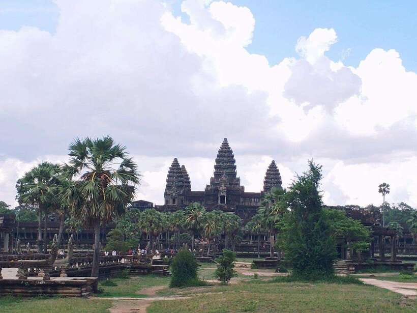 Angkor Wat, Small Circuit Private Tour with Banteay Srei - Ta Prohm (about 1 hour): giant roots and movie-famous atmosphere