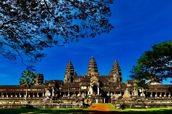 Angkor Wat Small Circuit & Sunset Tour - Stop 1: Angkor Wat Grounds with a Guide’s Layered View