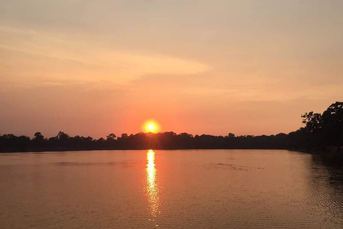 Angkor Wat Sunrise and Tonle Sap Cruise Sunset Tour - What the guide setup means for your day