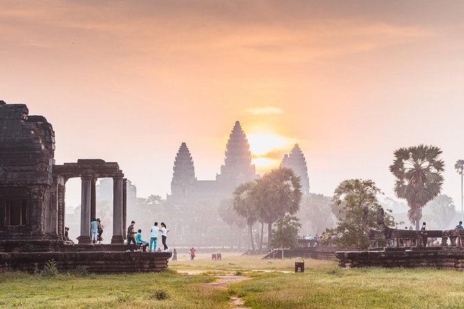 Angkor Wat Sunrise Private Tour by Tuk Tuk - Bayon Temple: the face-filled stop that benefits from live commentary