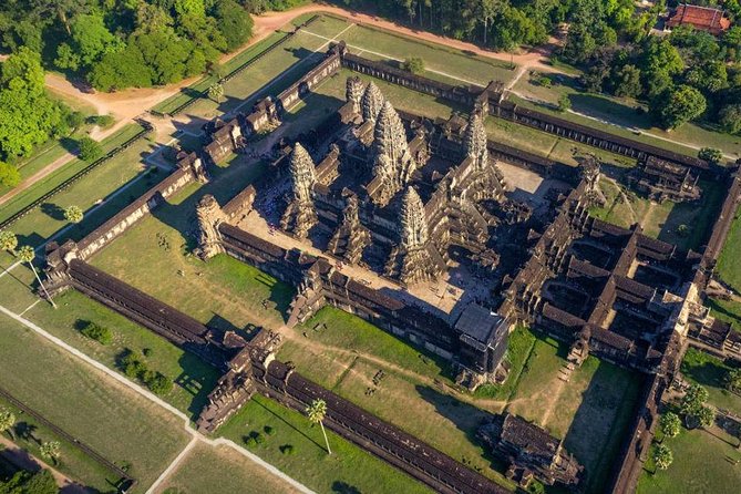 Angkor Wat Sunset Tour - The quiet break at Srah Srang: fuel before the jungle and stairs