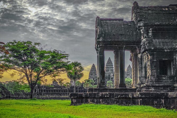 Angkor World Heritage with Sunrise - Small Group - Sunrise at Angkor Wat: What You’ll See in the First Hour