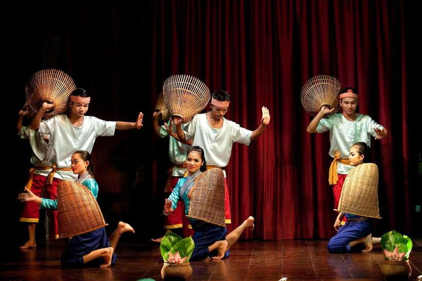 Apsara Performance include Dinner & hotel pick up - A 90-minute Apsara Evening With Tuk-Tuk Pickup