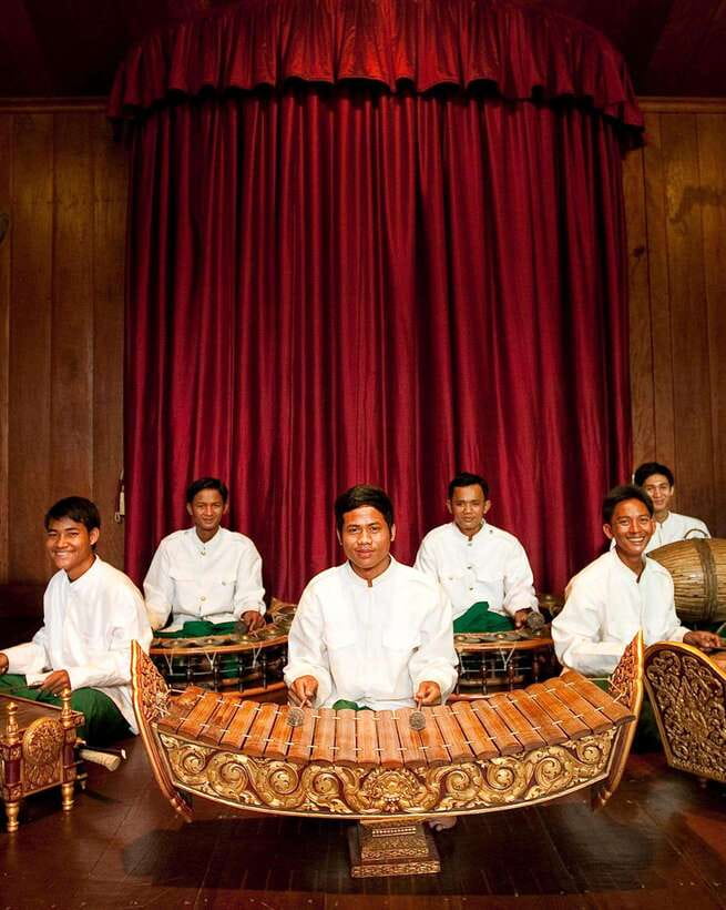 Apsara Theater Performance include dinner & Hotel pick up - Watching Apsara: Classical and Folk Dance You Can Follow