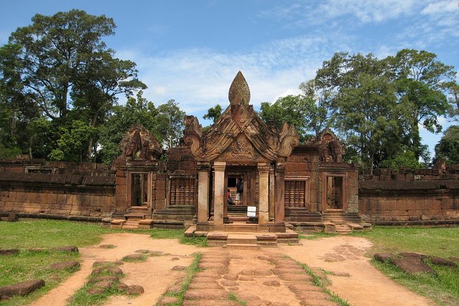 Banteay Srei and Big Tour from Siem Reap Small-Group - Eastern Mebon: Five Towers, One Lake, Lots of Setting