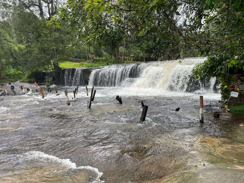 Banteay Srei, Kulen Waterfall & Beng Mealea Small-Group Tour - Peng Takhu cliff (Amazing Cliff): short visit, strong views