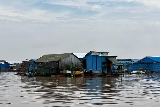 Banteay Srei Temple and Kompong Phluk Village Private Tour - Kompong Phluk on Tonle Sap Lake: Stilt Houses and Flood-Season Reality