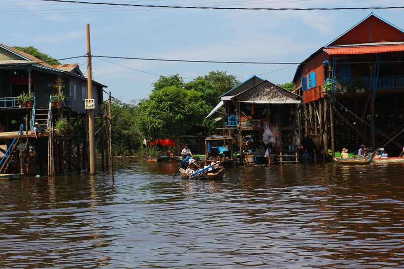 Exploring the Enchanting Kampong Phluk Floating Village - Ro Lus Market: A Quick Color Hit Before the Lake