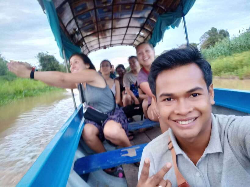 Floating Village and Tonlé Sap Sunset Tour - Stepping Into Mey Chrey: Meeting a Floating Family With Translation