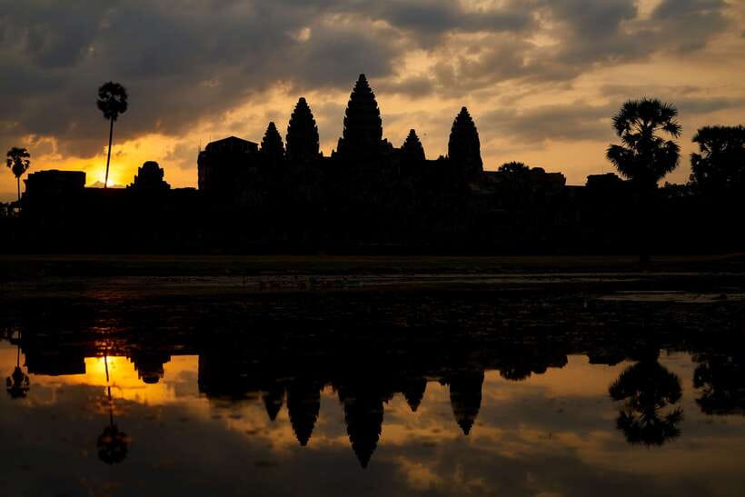 From Siem Reap: Angkor Wat Full-Day Private Tour & Sunrise - Sunrise at Angkor Wat: that 5:00 am start pays off