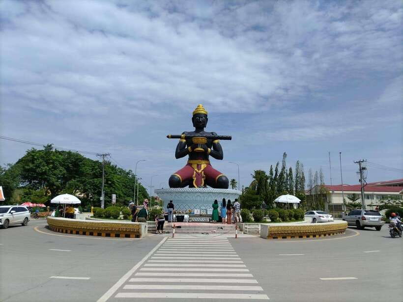 From Siem Reap: Battambang Day Trip Return or to Phnom Penh - Ta Dumbong Kra Nhoung Shrine (Black Man Statue) and Wat Somrong Knong: Start With Battambang’s Identity