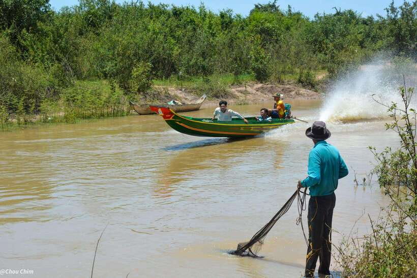 From Siem Reap: Floating Village Tour by Boat - From pickup to the first taste of local life in Krong Siem Reap