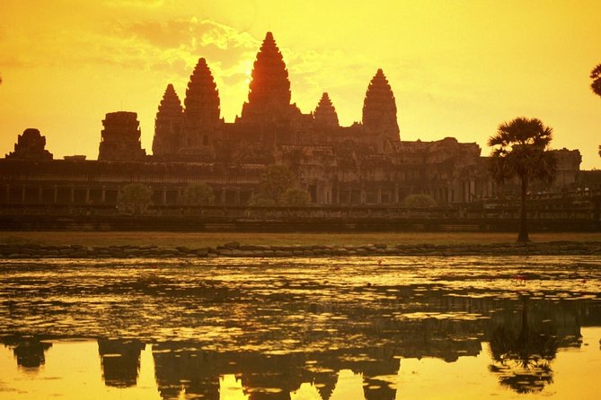 Full-Day Angkor Wat Sunrise Private Tour with Guide from Siem Reap - Angkor Wat at Sunrise: Climbing the Main Entrance for First Light