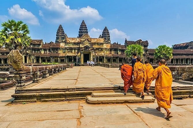 Full-Day Guided Bicycle Tour in Angkor Wat Temple - Bikes, helmets, and the “chill but organized” approach