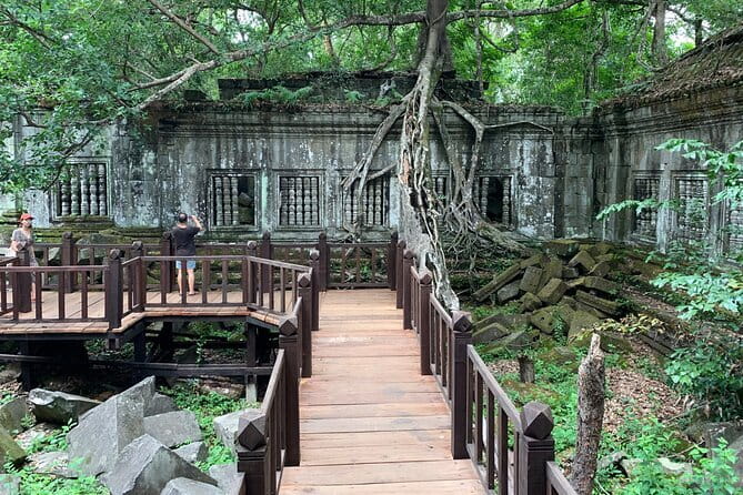 Kbal Spean, Banteay Srei, Beng Melea & Rolous temples Tour - Kbal Spean: Hindu carvings in a natural river setting