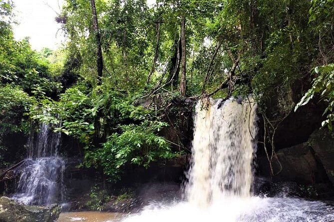 Kbal Spean Trekking Tour with Banteay Srei and Landmine Museum - Banteay Samre: serene temple time with entrance tower carvings