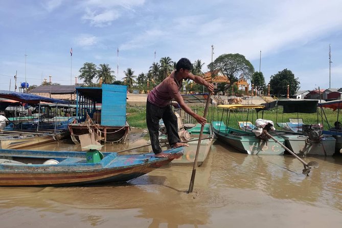 Kompong Kleang Floating Village on the Tonle Sap Lake - Entering Kompong Kleang by boat: the view that explains the village