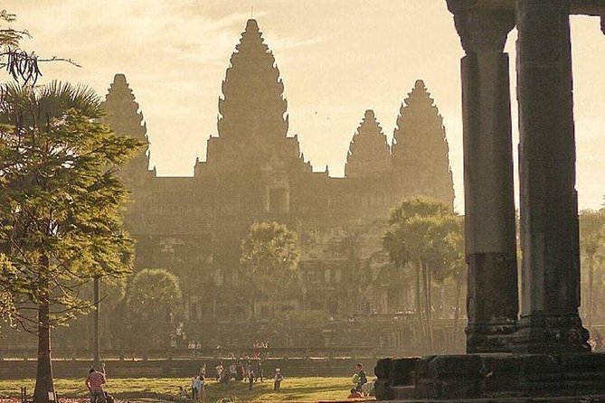 Local French Speaking Guide Angkor Wat Small-Group Tour - Angkor Thom Highlights: South Gate, Bayon, and Terraces