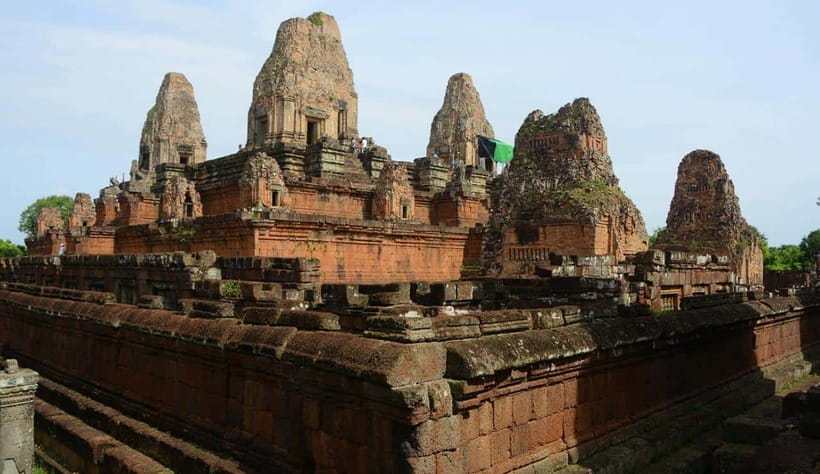 Phnom Bakheng Sunset Tour, Pre Rup, Neak Pean, Preah Khan - Neak Pean on Jayatataka Baray: the artificial island detail