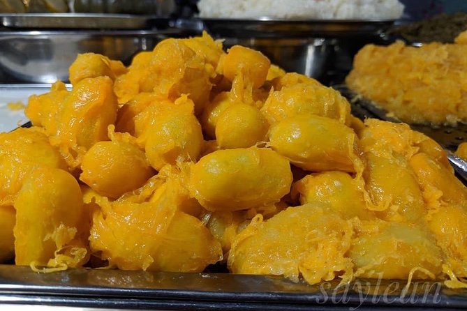 Phnom Penh Nightlife Street Food Tours - Stop 1: Orussey Market for desserts, fruit drinks, and first tastes