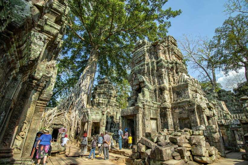 Private Angkor Wat Sunset Tour with Lunch and Snack Included - Lunch Near the Temples: Local Food Without the Big Detour