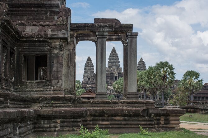 Private Angkor Wat Temple Tour - Angkor Thom South Gate (Tonle Oum) and the city layout lesson