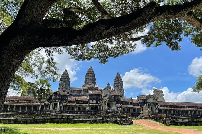 Private Day Tour to Koh Ker Off the Beaten Track - Prasat Pram five towers: when trees move in