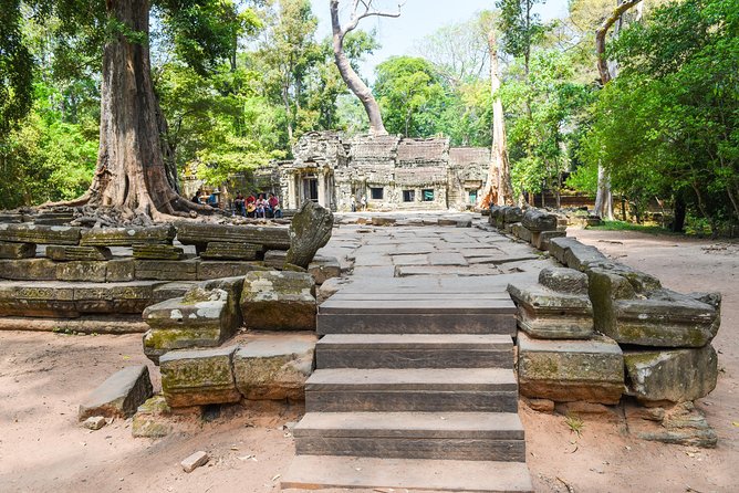 Private Full-Day Angkor Temple and Sunset Viewing with Lunch - Entering Angkor Wat: The Biggest Steps, The Best Payoff