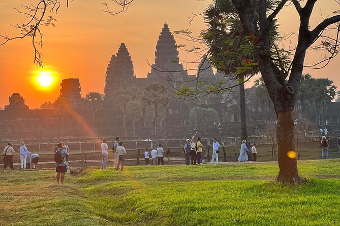 Private guided Full -day Angkor tour with sun set - Angkor Thom and Bayon: entering the former capital core