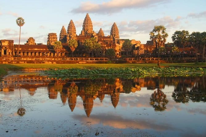 Private Kbal Spean Trekking Tour with Banteay Srei - Banteay Srei: The Citadel of Women and a Masterclass in Detail