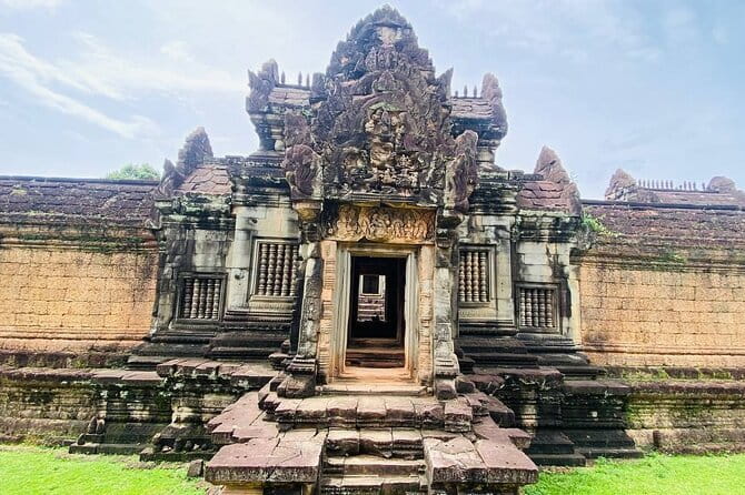 Private Kbal Spean Trekking Tour with Banteay Srei - Kbal Spean Trek: Jungle Trail to the Riverbed Carvings